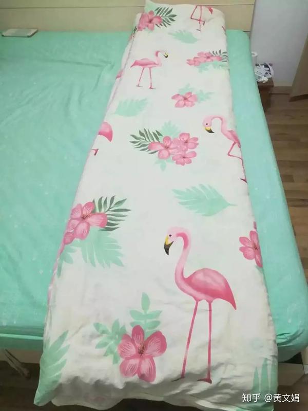 2.选一边,将被子卷成一个卷.