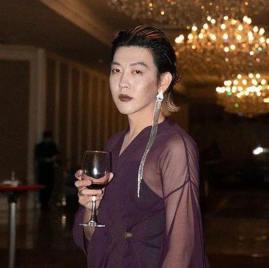 红人馆姜思达的露背长裙不必抱歉