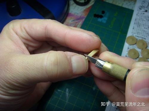 当我们按照这些找到那个零件之后,我们可以利用水口钳将零件从板件上