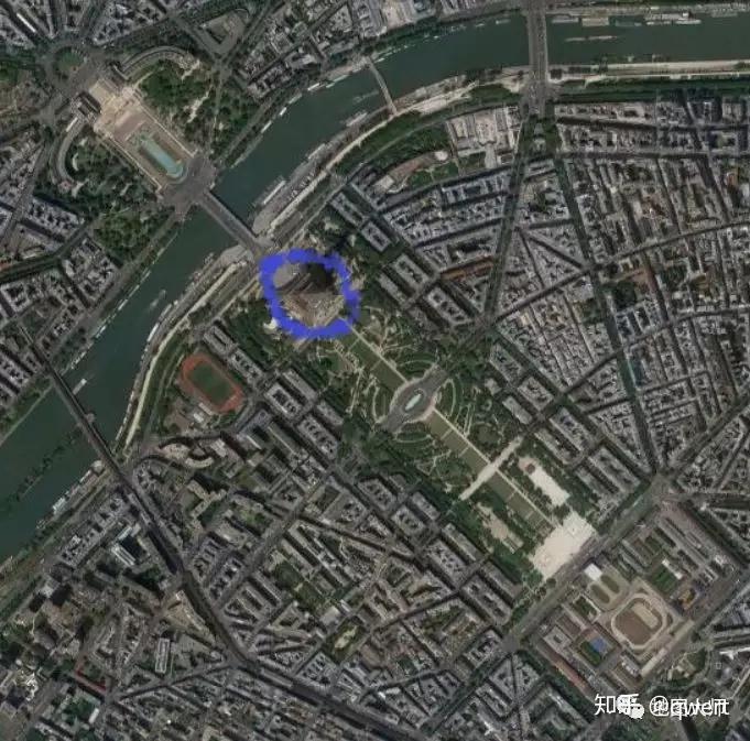 seine)了,而从图片左上方到右下则是埃菲尔铁塔所在的"小中轴线",十分