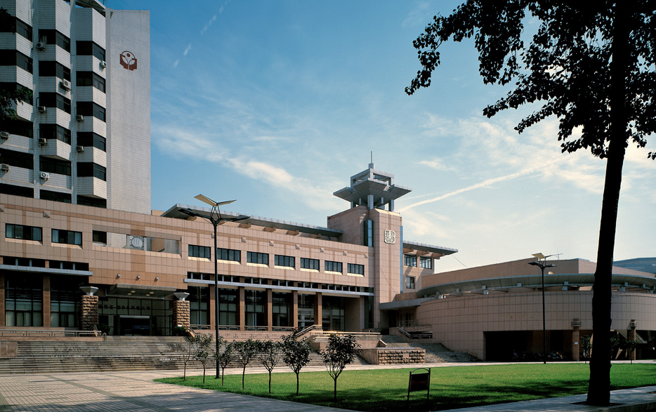 山东建筑大学位于山东省济南市,是一所以工为主,以土木建筑学科为特色