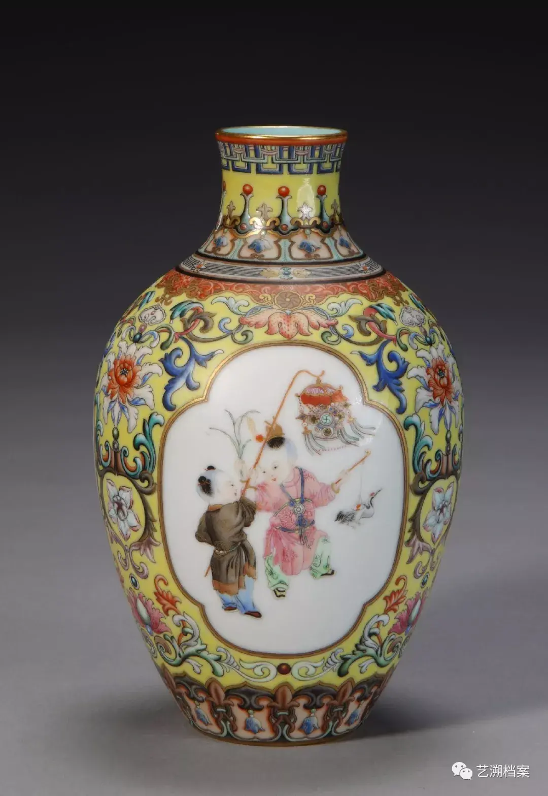 CE999 清乾隆【旭映款】青花粉彩花卉胡蝶紋筆洗・青花粉彩花卉胡蝶圖筆洗・染付粉彩花蝶文筆洗 從乾隆御製到雍正眉壽橫批北京博樂德秋拍2月22日隆重舉槌| 拍賣新聞