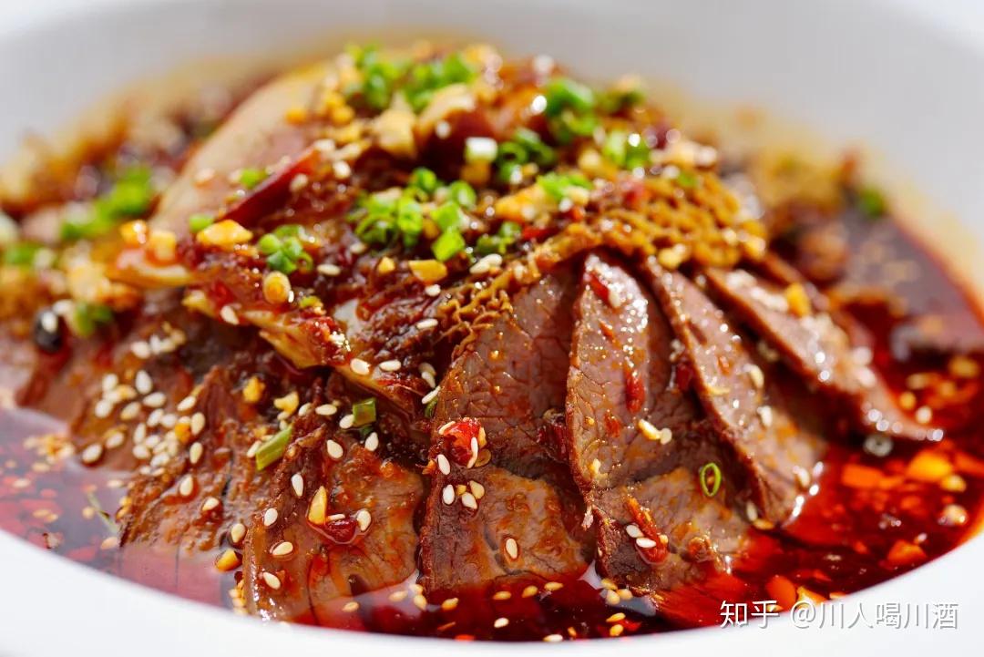 将牛头皮,牛心,牛舌,牛肚牛肉等主料进行卤制而后切片再配以辣椒油
