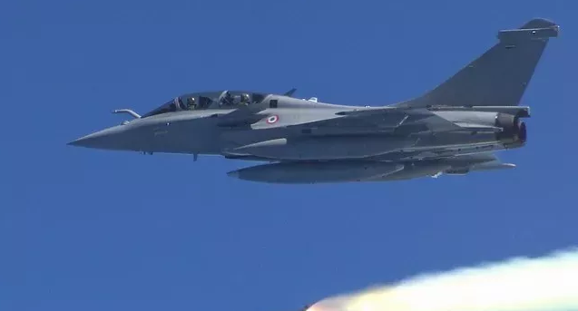 法国推出阵风F3R战机 换雷达增加使用新武器