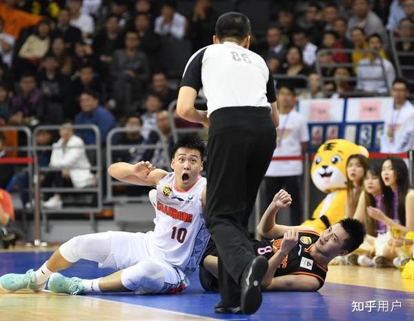 杨毅:cba20队都是股东不可能实行升降级制度 即便错了也不可逆(杨毅老婆洪子淇)