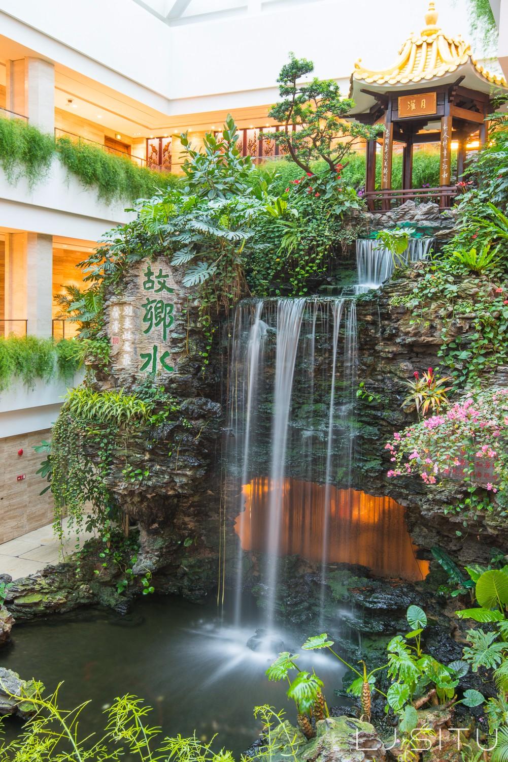 在闹市中心,有这样一家酒店,以她独特的情调与韵致存在着,从"故乡水"