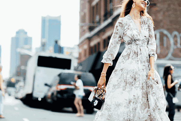 飘逸的印花裙若是搭配高跟鞋就会女人味十足,想不迷人都难!