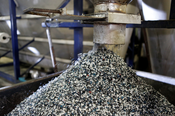 接下来,我们会继续将塑料加工成小颗粒.