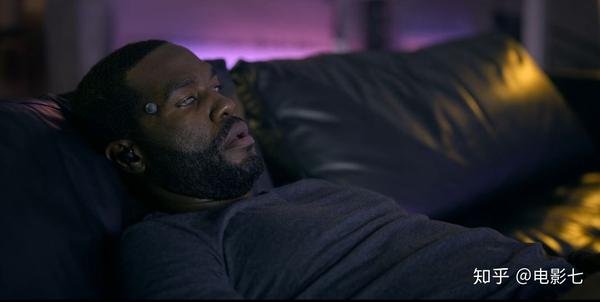 《生死搏击》的故事讲的还不错,只可惜虎头蛇尾,没有突出科技 "黑"在