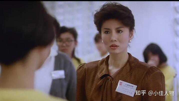 马菁宜的父亲是上个世纪香港五大富豪之一的马锦灿,弟弟是小青的扮演