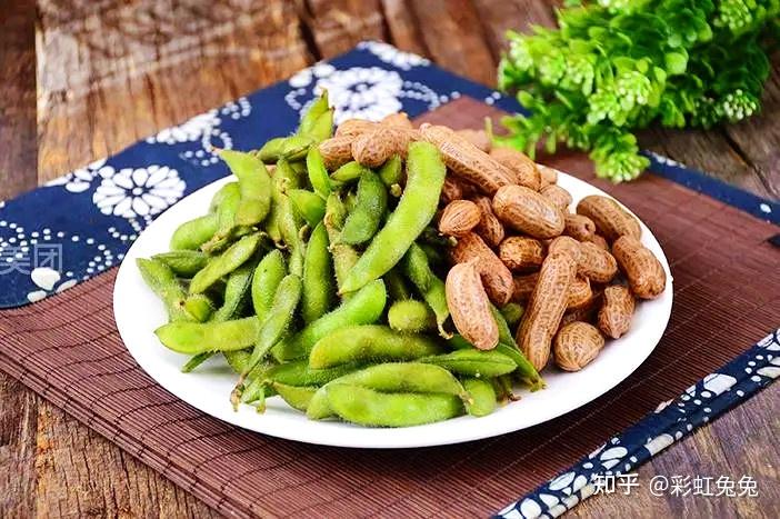 花生毛豆拼盘:花生毛豆拼盘俗称花毛一体,夏天蹲地摊喝酒时的必备凉菜