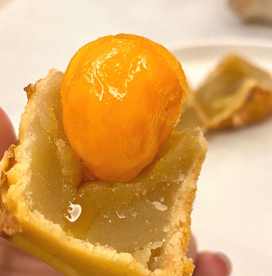 广式月饼代表:白莲蓉蛋黄月饼