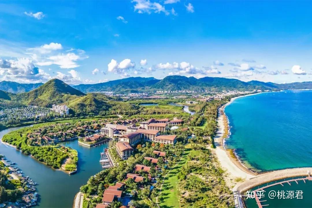 特别是亚龙湾,因其壮丽的景色,细腻的沙滩,清晰的海水和多种海上活动