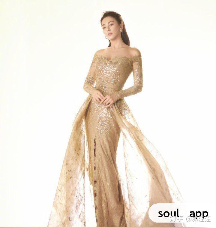 张雨绮身着金色亮钻礼服气场十足十足美到发光真正让我体验到什么叫做