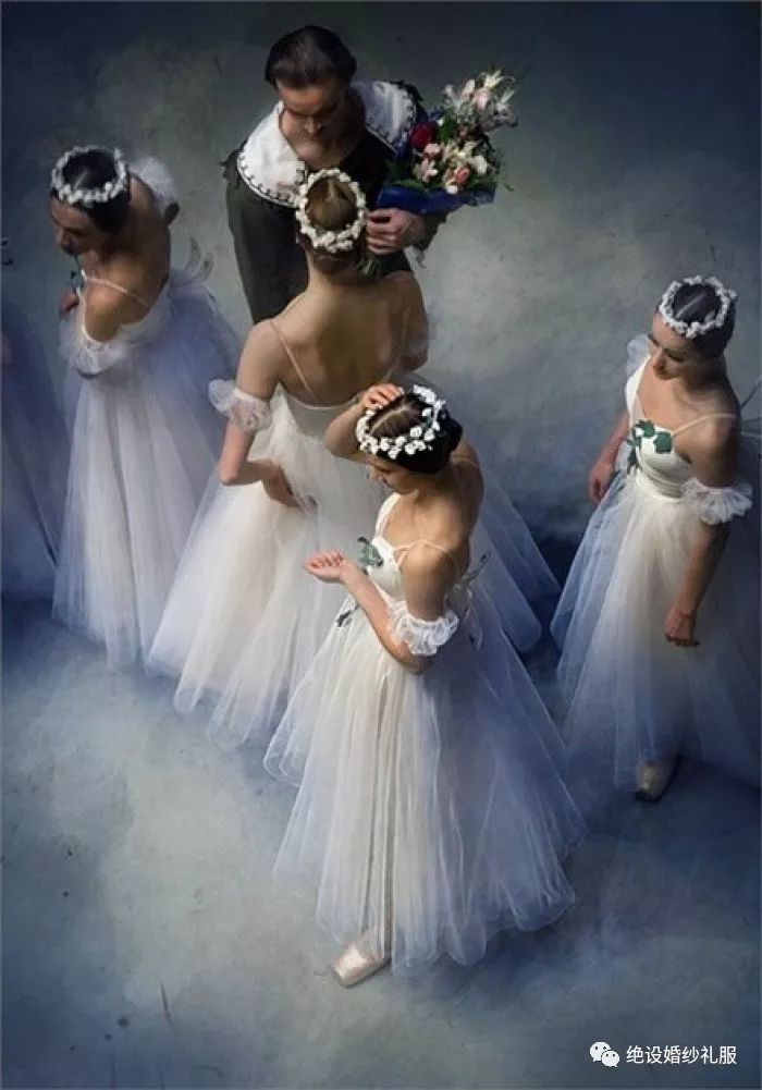 《甜姐儿》中的赫本,赫本在电影的最后穿上一袭白色梦幻的芭蕾舞裙