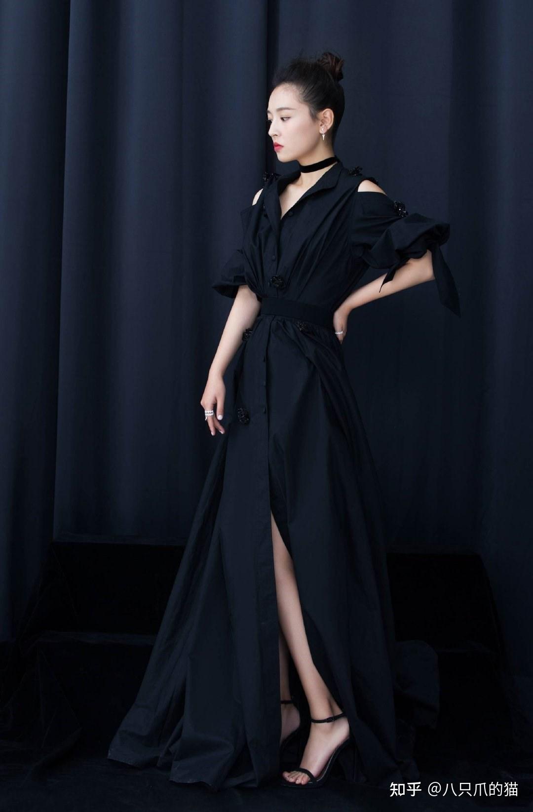 吴倩出席活动红毯,穿礼裙弯腰驼背好影响气质,全靠美貌强撑