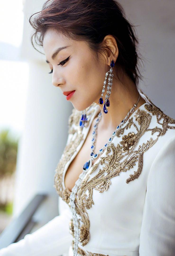 保养41岁刘涛身穿白色深v高开叉礼服不禁让人感到惊艳