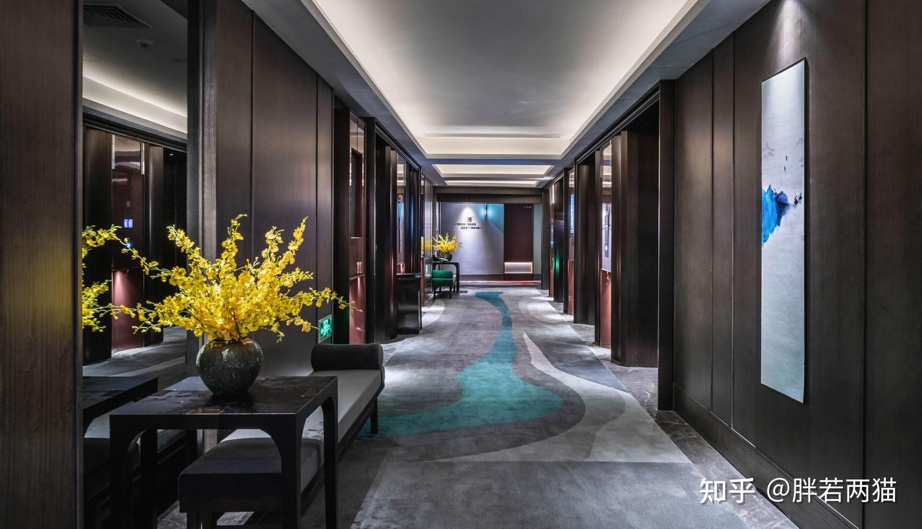 酒店位于临江大道395号天德广场1号楼,步行地铁站仅需10分钟,距离市