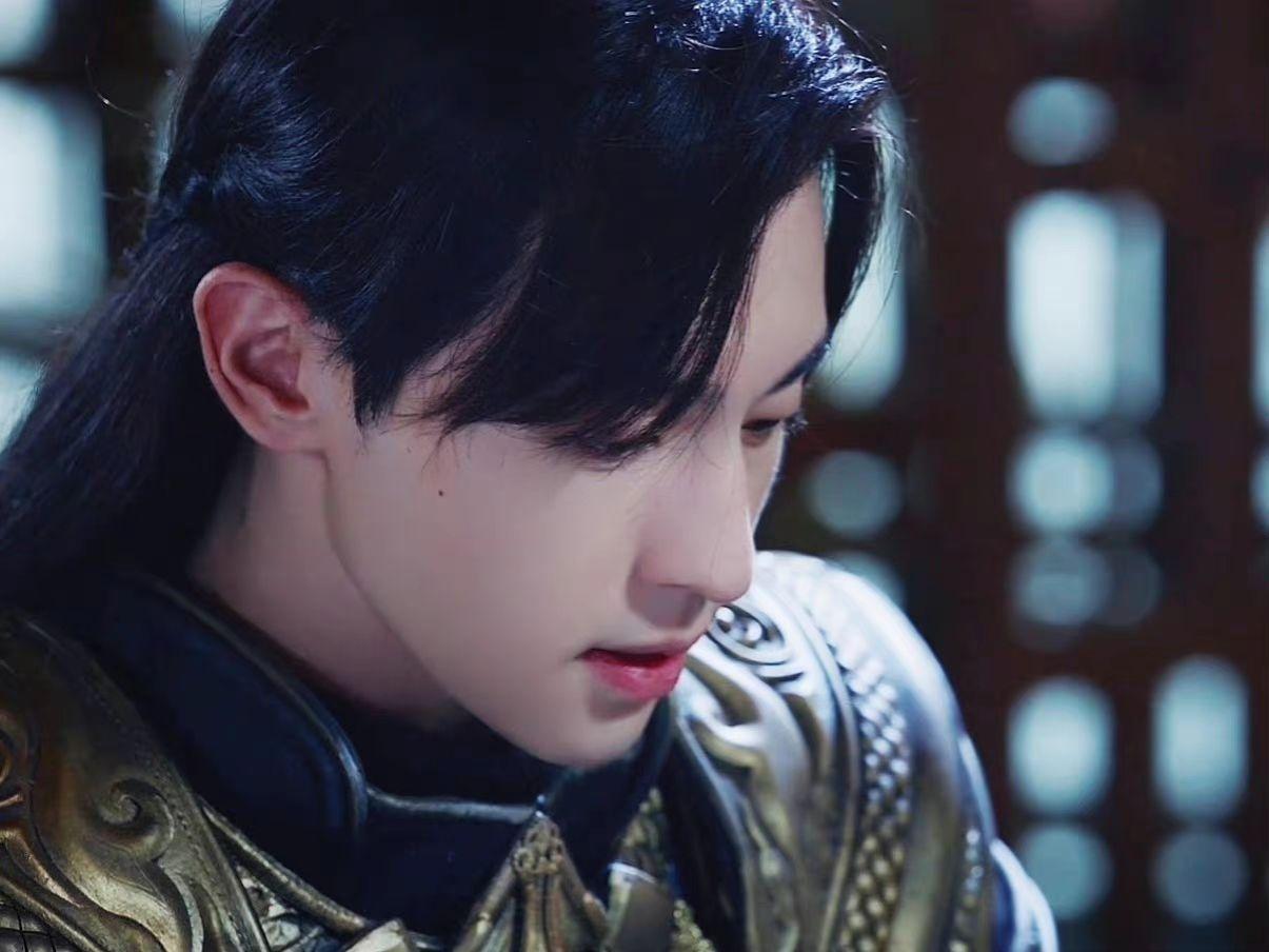 凤凰涅槃,对于演绎过旭凤的邓伦而言,这并不陌生,凤凰是人世间最幸福