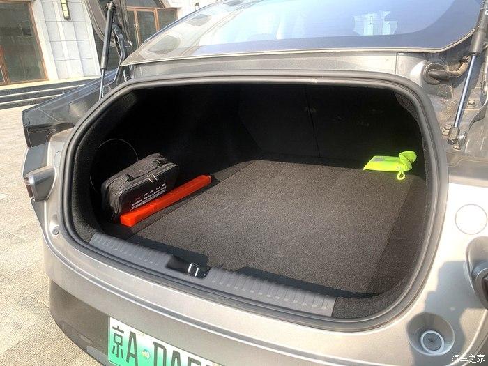 后备箱纵深是可以的,不过要钻进去够里面的东西,多少有些狼狈.