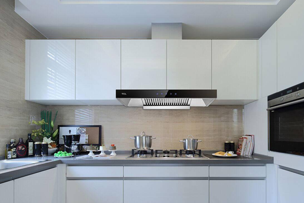 抽油烟机是目前家庭必备的厨房电器之一.