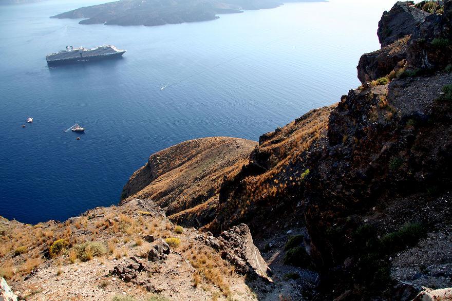 6767锡拉岛宛如一个月呀,一面是悬崖峭壁,另一面是渐入爱琴海的