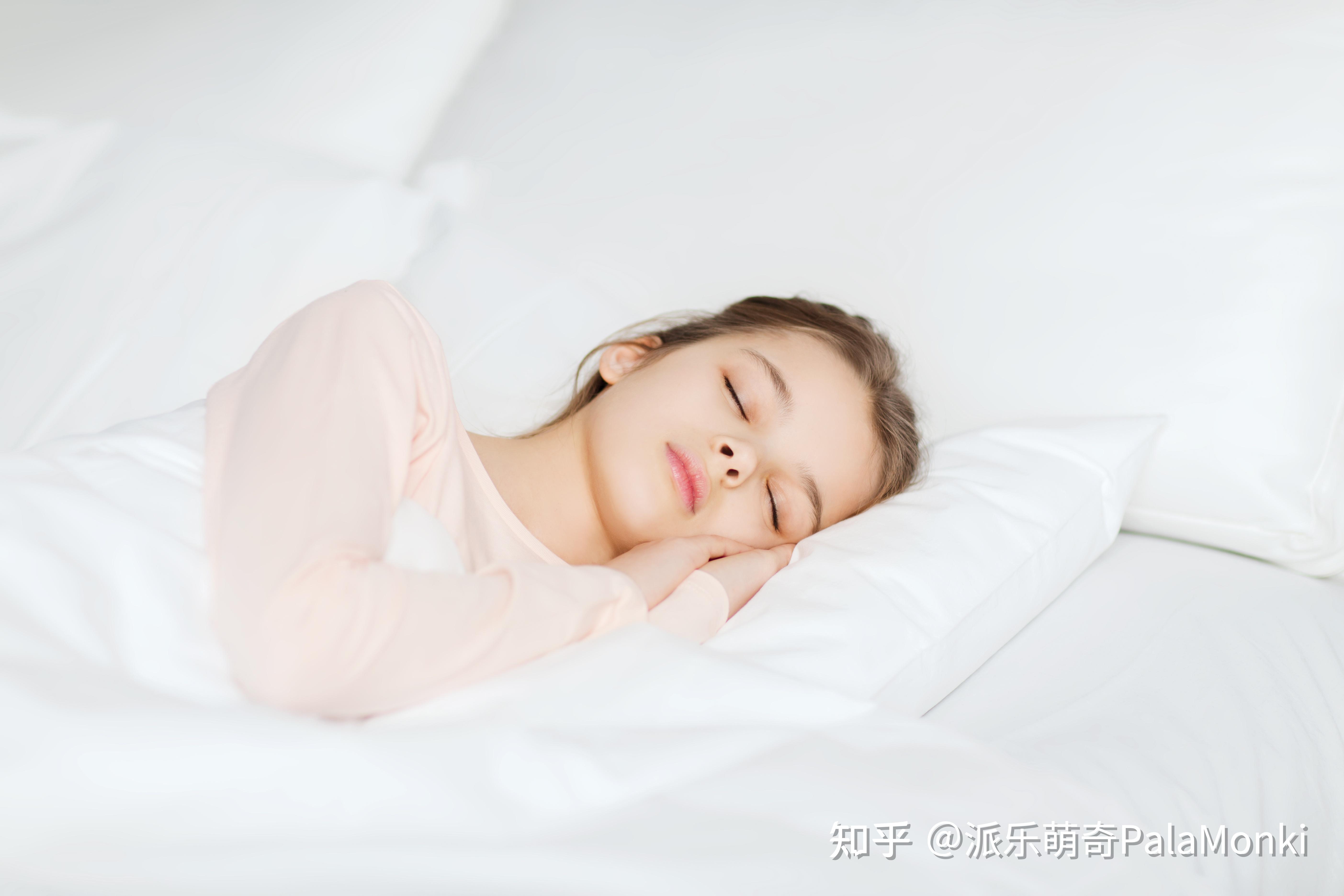 孕晚期侧卧睡觉正确姿势图解左侧卧（孕晚期睡不好，"左侧卧"的教条不必严格遵守，灵活变通睡得更好） | 说明书网