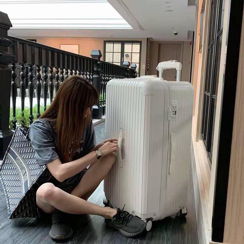 推荐一款适合女孩子的行李箱嘛 住校用的?