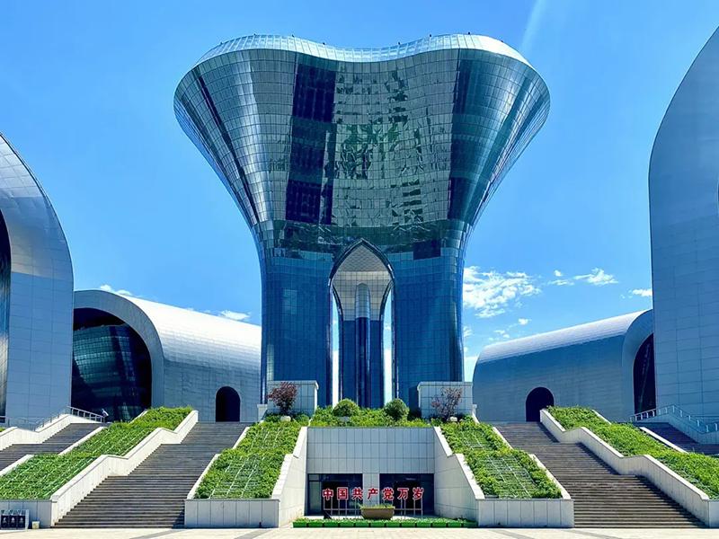 位于乌鲁木齐市新疆国际会展中心片区的六馆一心,由大剧院,音乐厅