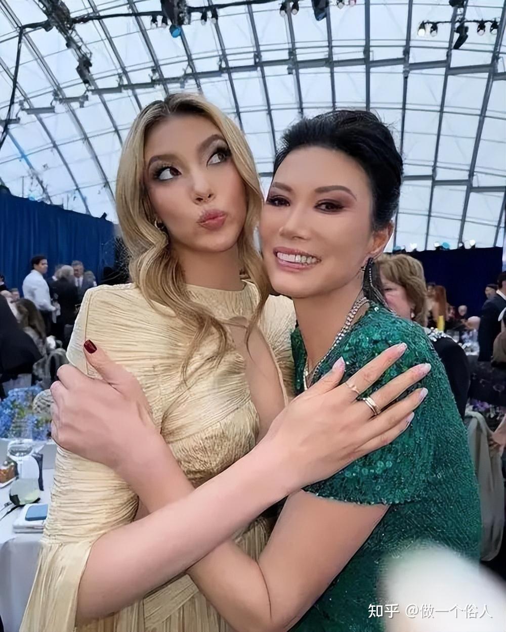 身着香槟色礼服的章泽天展现出了高贵优雅的气质,每一步都如同舞台上