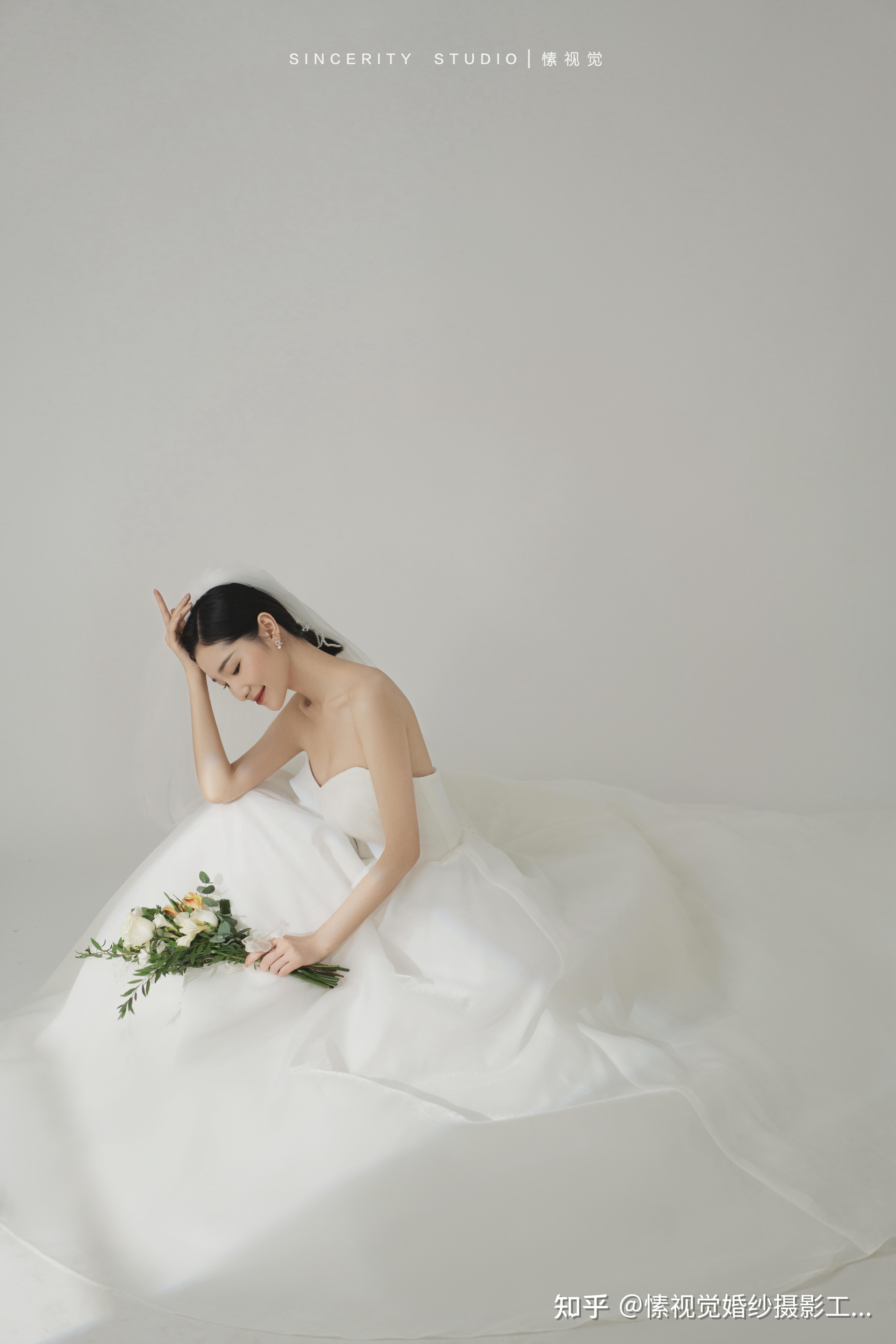 成都婚纱照摄影,新人必拍的极简室内婚纱照,简约高级感