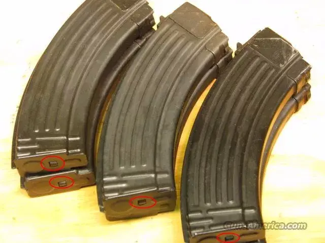 弹匣低,掉一地,枪管挂铜弹砸地