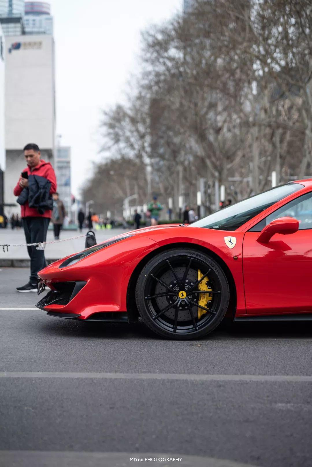 街拍法拉利488 pista和458 speciale,自吸与涡轮你会作何选择?