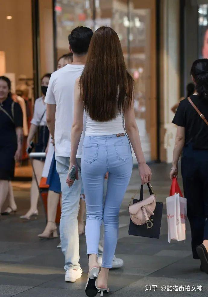 街拍女神:单肩上衣修身牛仔裤的时尚女生