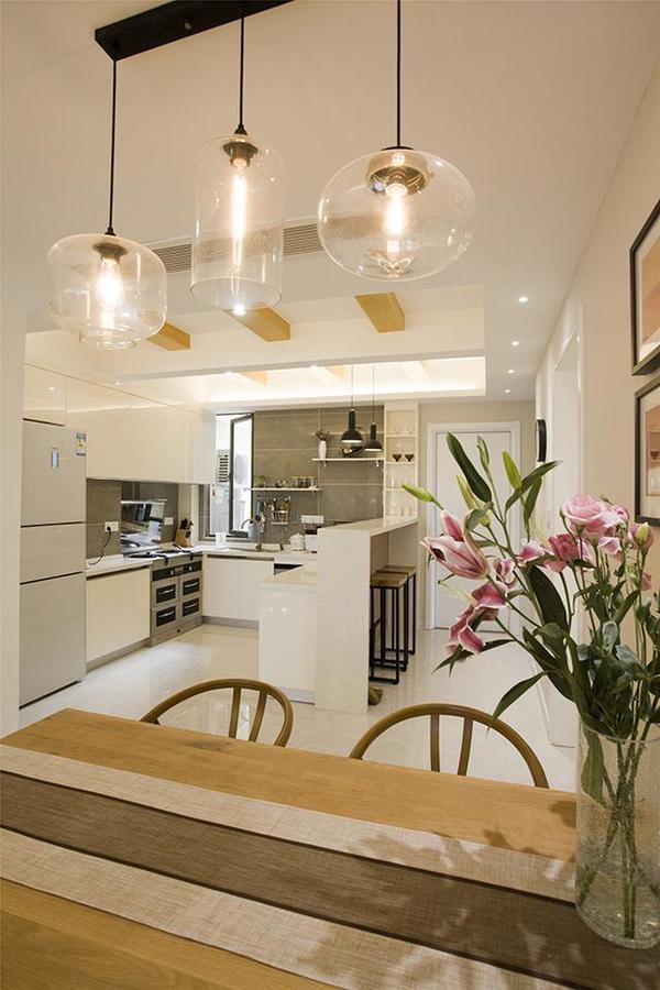 半开放式的厨房,做了吧台进行隔断.