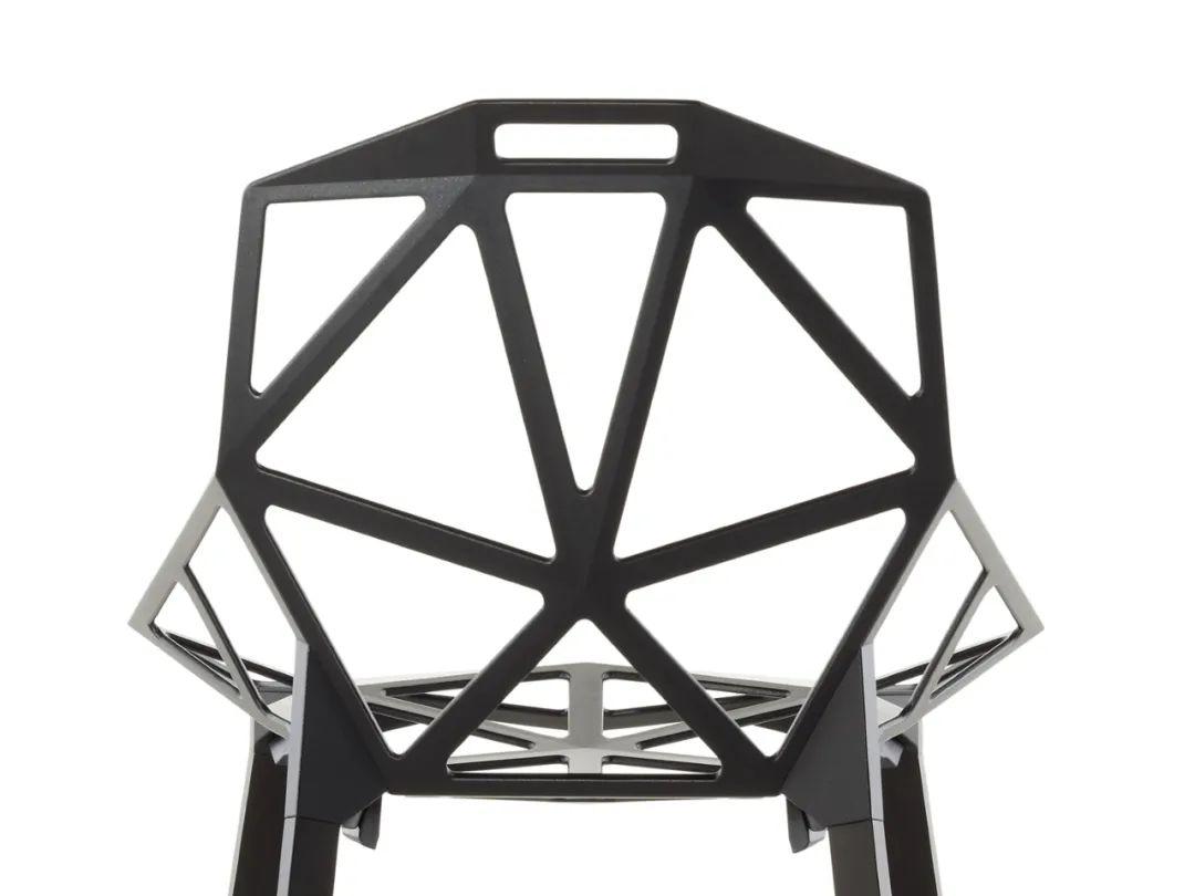 椅身从模具中取出后经氟化钛镀膜后再以 pe 粉末涂装,以达到抗燃,抗