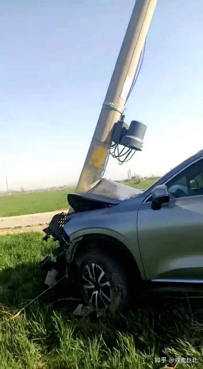 保定一越野车撞断路边电线杆导致停电,网友:瞄准了撞?