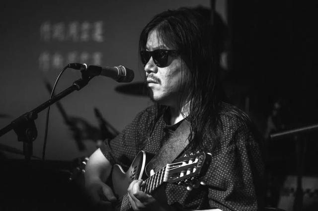 9岁失明46岁大病人生的触底反弹后周云蓬成了小说家