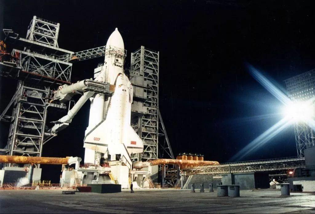 30年前的今天,国际标准时间1988年11月15日03:00:02,暴风雪号航天飞机