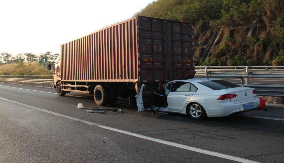 半個車身插入貨車車底女司機高速追尾的原因竟是