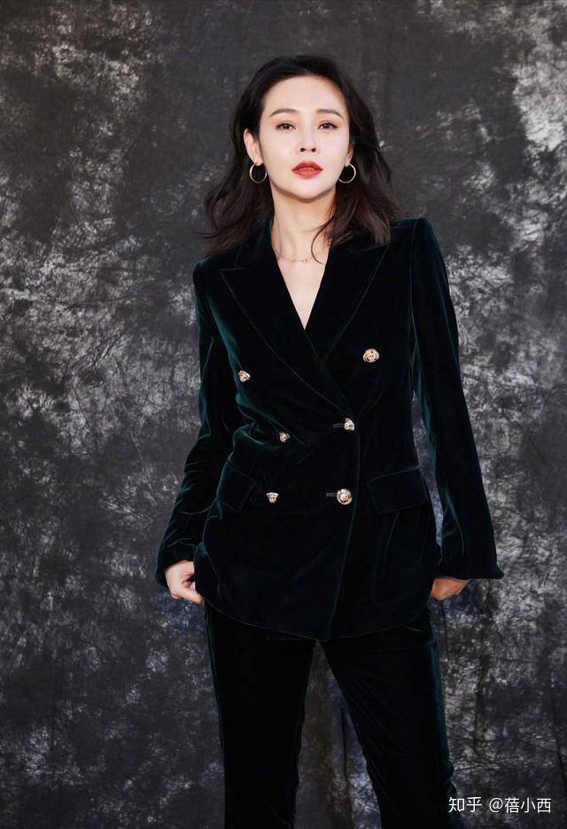 杨童舒美貌水平好稳定真空穿丝绒西装配喇叭裤骨子里透高级