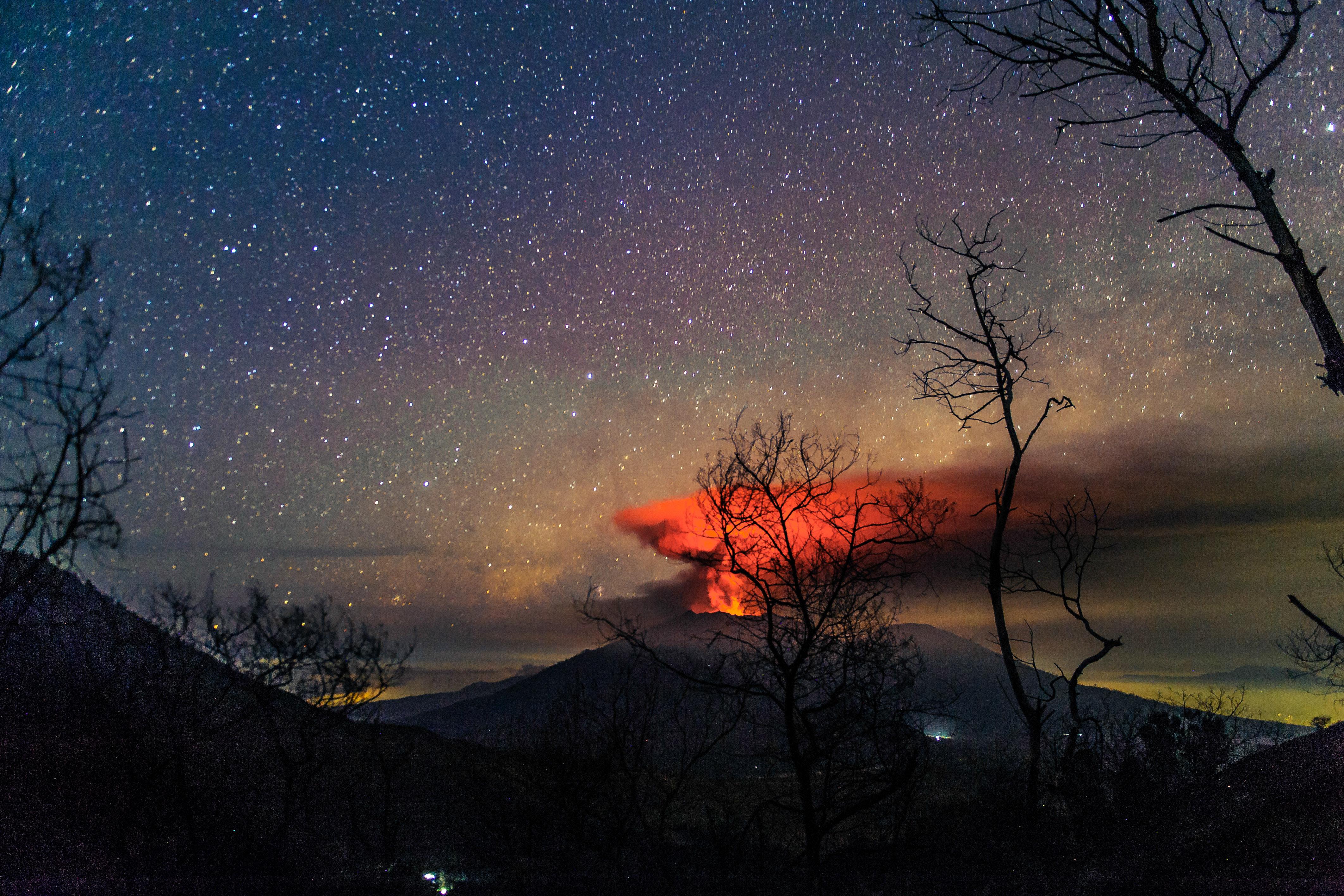 璀璨银河最闪亮的银心背景下,观赏一场火山喷发的壮观,是多么幸运的