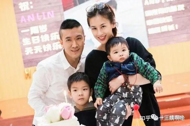 下一位进入杨子视线的是93年的南航空姐张羽熙.