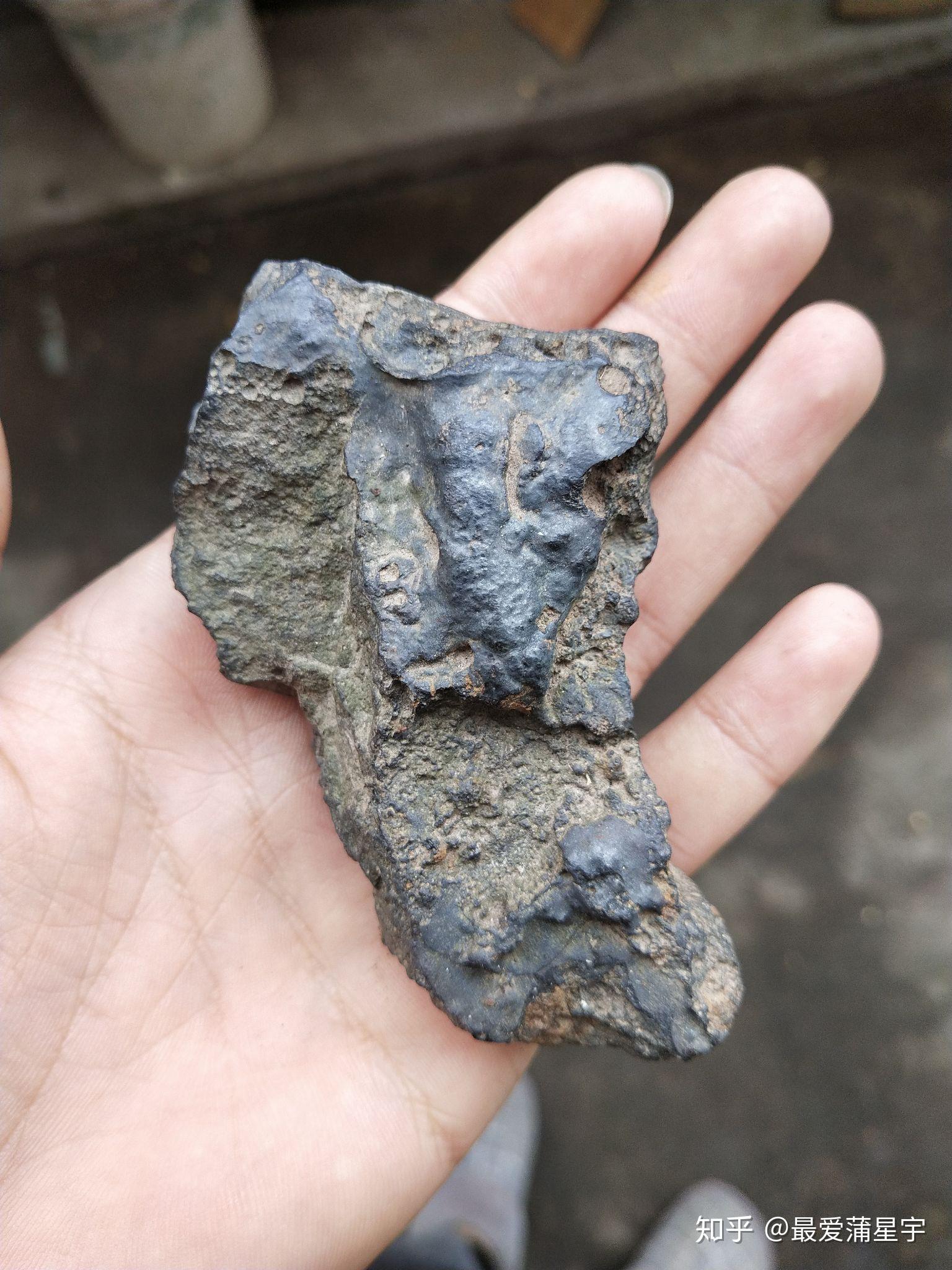 几内亚西芒杜铁矿石图片