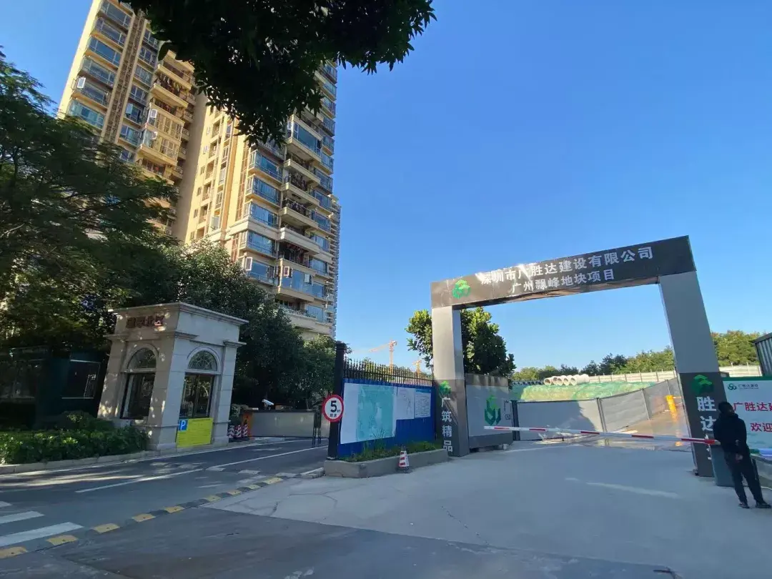 说回建设现场,区仔看到该项目紧靠着珑翠花园4期组团.哈?