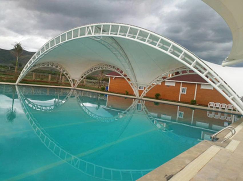 露天游泳池遮阳棚工程解决方案建议安装膜结构遮阳棚