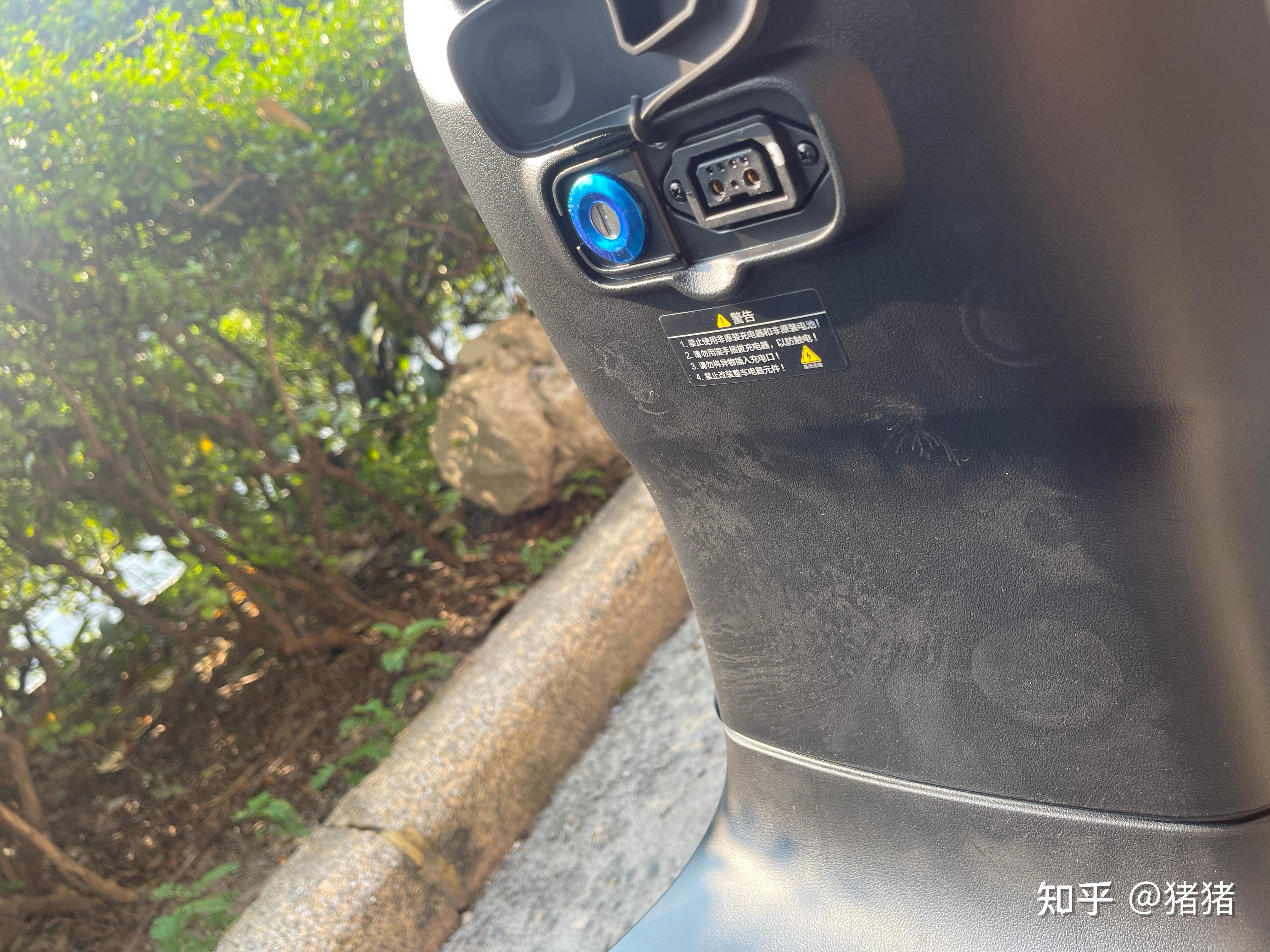 位置,用机械钥匙的时候都要把头低下来找位置,隔壁就是充电口位2022