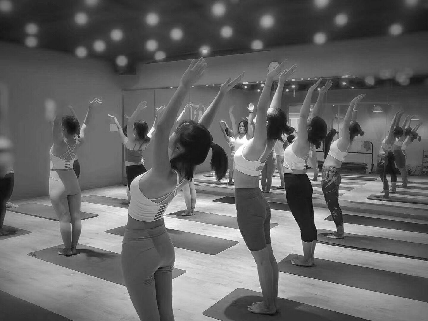 超清瑜伽的白衣欧美女性健身图片.jpg_蛙客网viwik.com