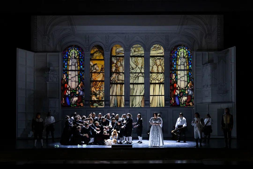 这个专业学的东西很多,可以去做服装设计,绘景制图,模型制作,舞台灯光