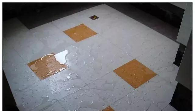 家装铺完地面瓷砖要不要泼水养护